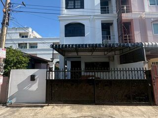 Reihenhaus zur Miete mit 4 Zimmer in Huai Khwang, Bangkok