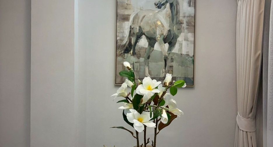 For rent 4 bedrooms townhouse in Huai Khwang, Bangkok
