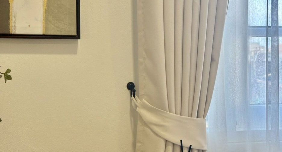 For rent 4 bedrooms townhouse in Huai Khwang, Bangkok