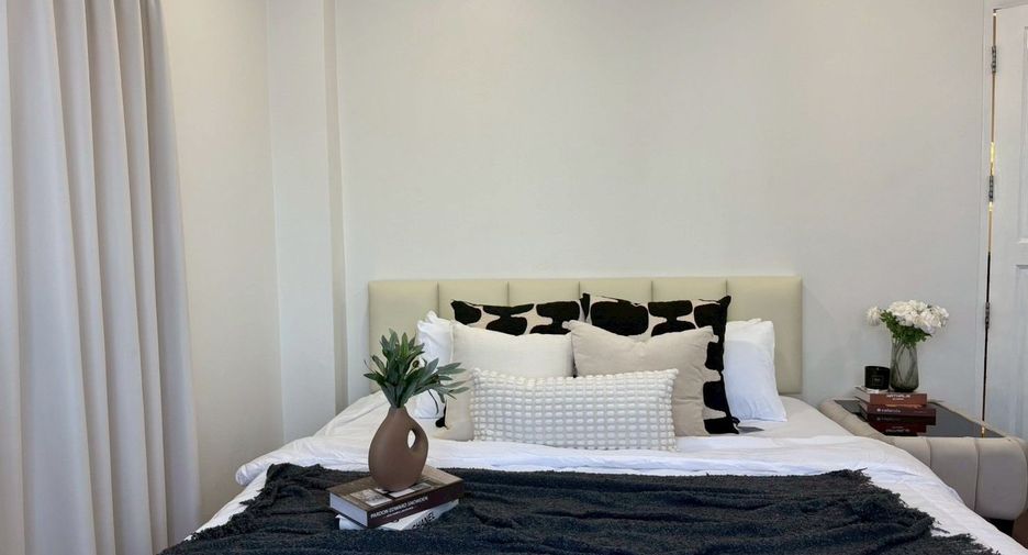 For rent 4 bedrooms townhouse in Huai Khwang, Bangkok