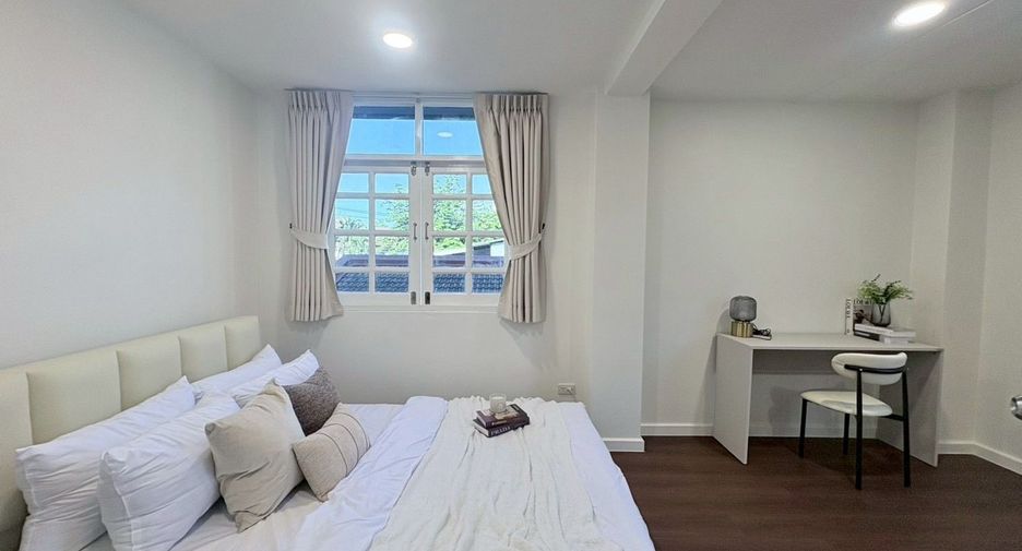 For rent 4 bedrooms townhouse in Huai Khwang, Bangkok