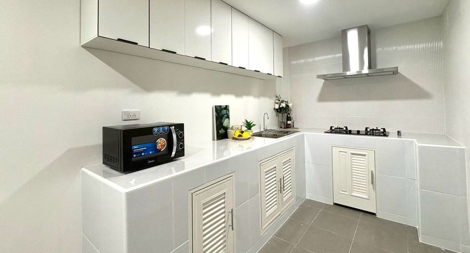 For rent 4 bedrooms townhouse in Huai Khwang, Bangkok