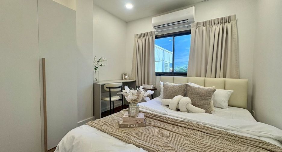 For rent 4 bedrooms townhouse in Huai Khwang, Bangkok