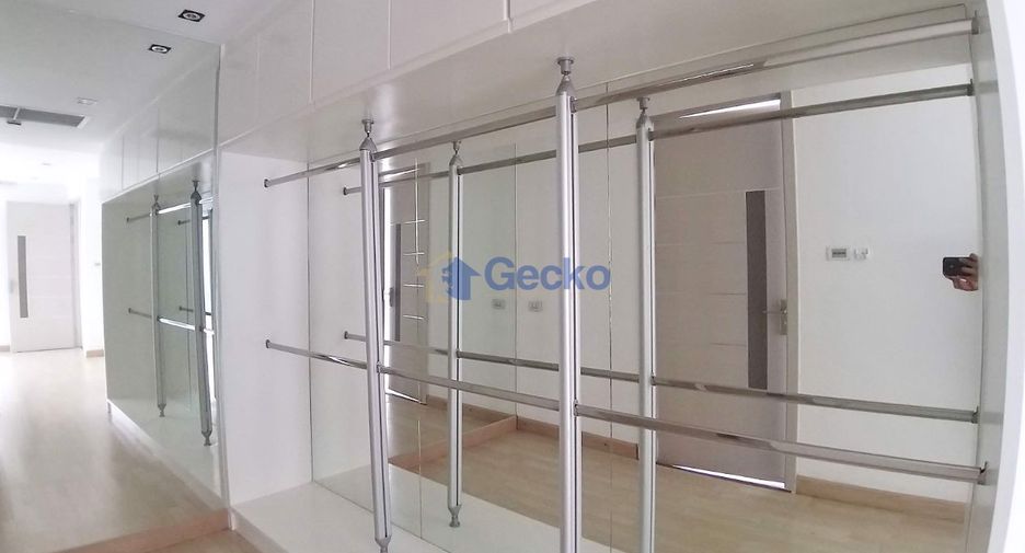 For sale 3 bedrooms condo in Central Pattaya, Pattaya