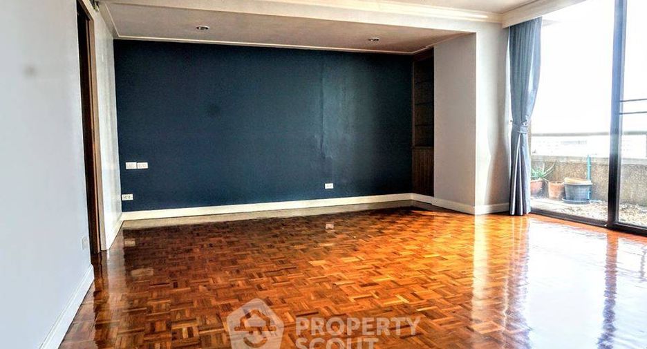 For sale 3 bedrooms condo in Watthana, Bangkok