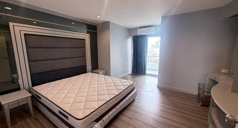 For rent 4 bedrooms condo in Sathon, Bangkok