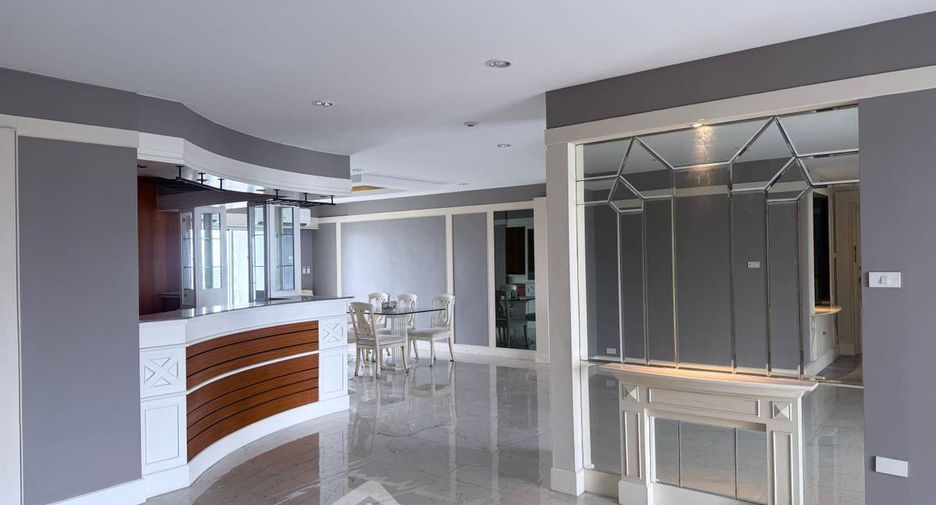 For rent 4 bedrooms condo in Sathon, Bangkok