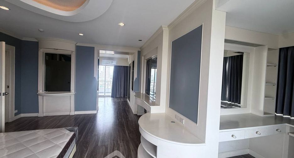 For rent 4 bedrooms condo in Sathon, Bangkok