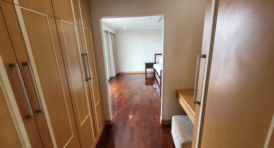 For rent 3 bedrooms condo in Watthana, Bangkok