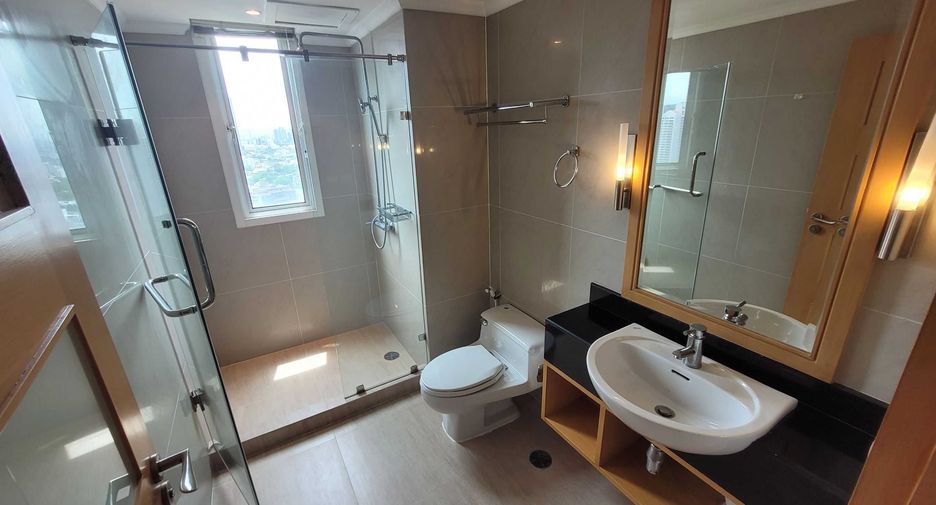 For rent 3 bedrooms condo in Watthana, Bangkok