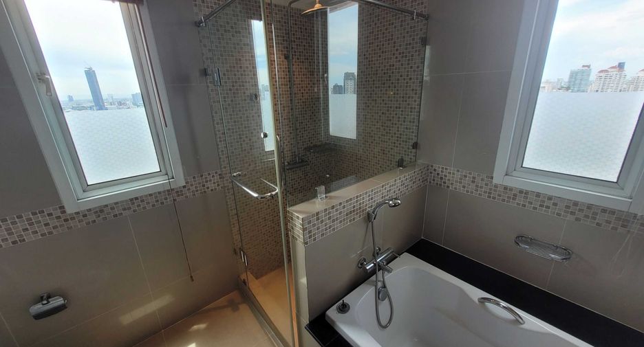 For rent 3 bedrooms condo in Watthana, Bangkok