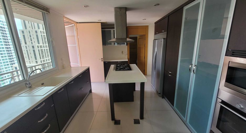 For rent 3 bedrooms condo in Watthana, Bangkok