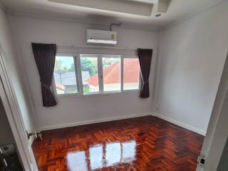 Casa adosada en alquiler de 3 habitaciones en Khlong Toei, Bangkok