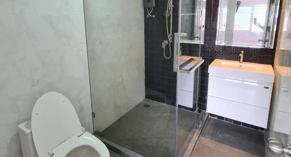 Reihenhaus zur Miete mit 3 Zimmer in Khlong Toei, Bangkok