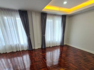 Casa adosada en alquiler de 3 habitaciones en Khlong Toei, Bangkok