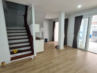 Casa adosada en alquiler de 3 habitaciones en Khlong Toei, Bangkok