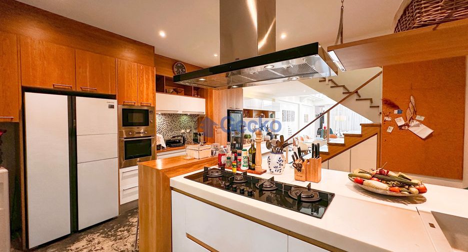 For sale 5 bedrooms house in Pratumnak, Pattaya