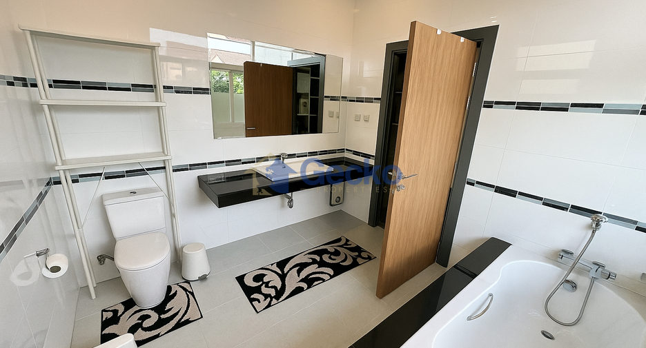 For sale 4 bedrooms house in East Pattaya, Pattaya