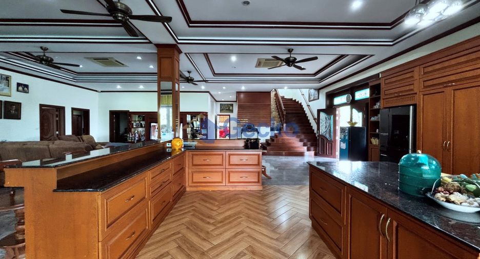Haus zum Kauf mit 6 Zimmer in Bang Lamung, Chonburi
