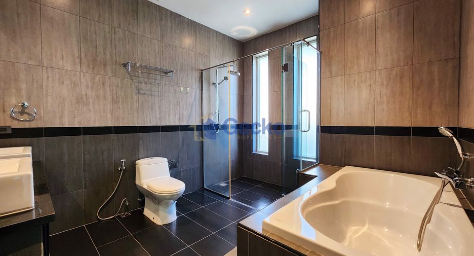 For sale 4 bedrooms house in East Pattaya, Pattaya