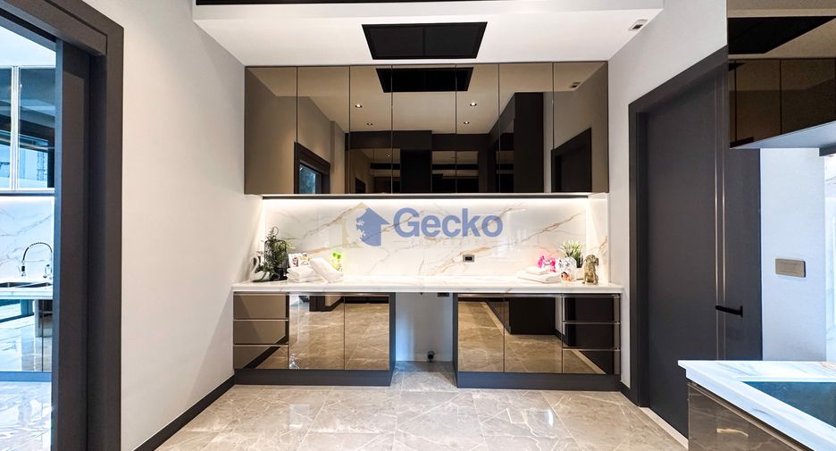 For sale 4 bedrooms house in East Pattaya, Pattaya