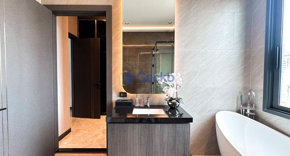 For sale 4 bedrooms house in East Pattaya, Pattaya