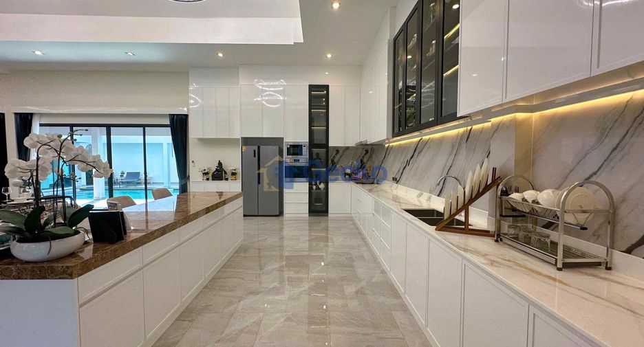 For sale 4 bedrooms house in East Pattaya, Pattaya
