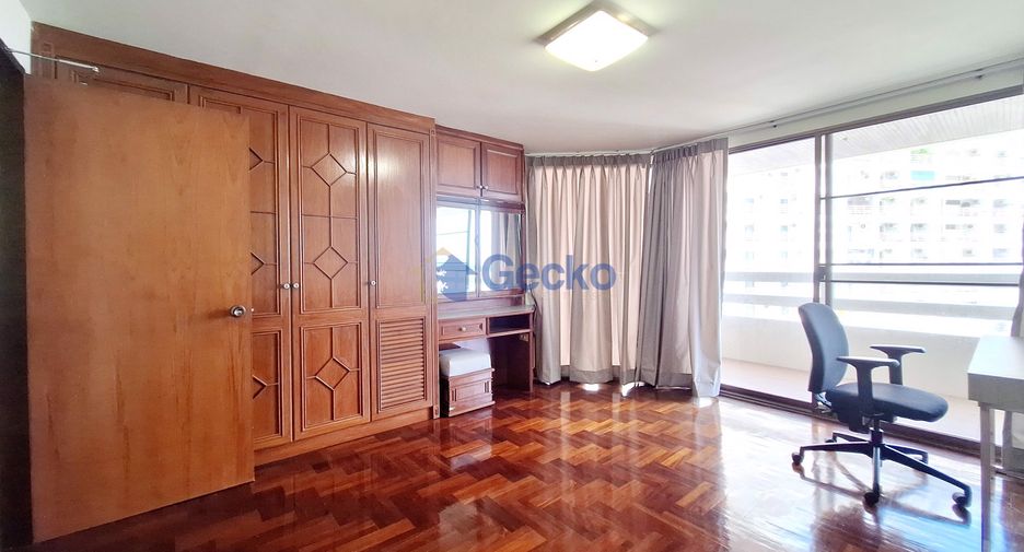 For sale 3 bedrooms condo in Pratumnak, Pattaya