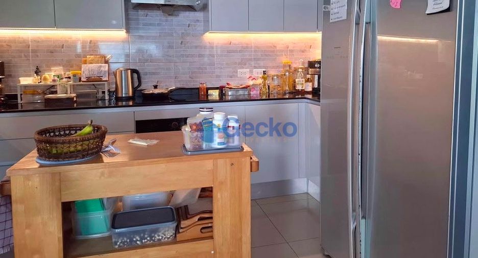 For sale 3 bedrooms condo in Jomtien, Pattaya