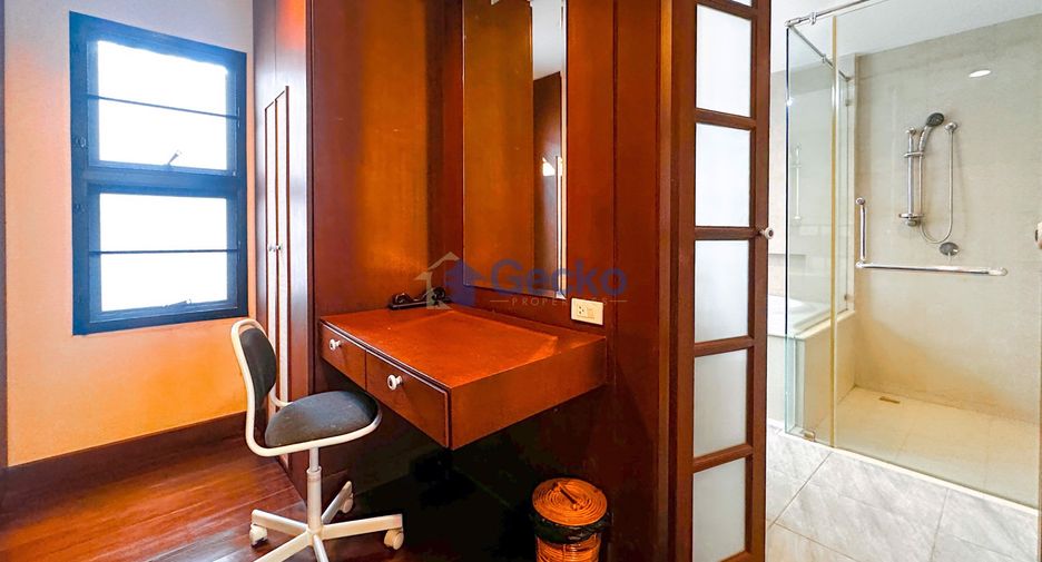 For sale 4 bedrooms house in East Pattaya, Pattaya