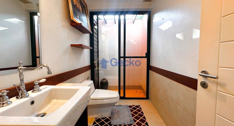 For sale 4 bedrooms house in East Pattaya, Pattaya
