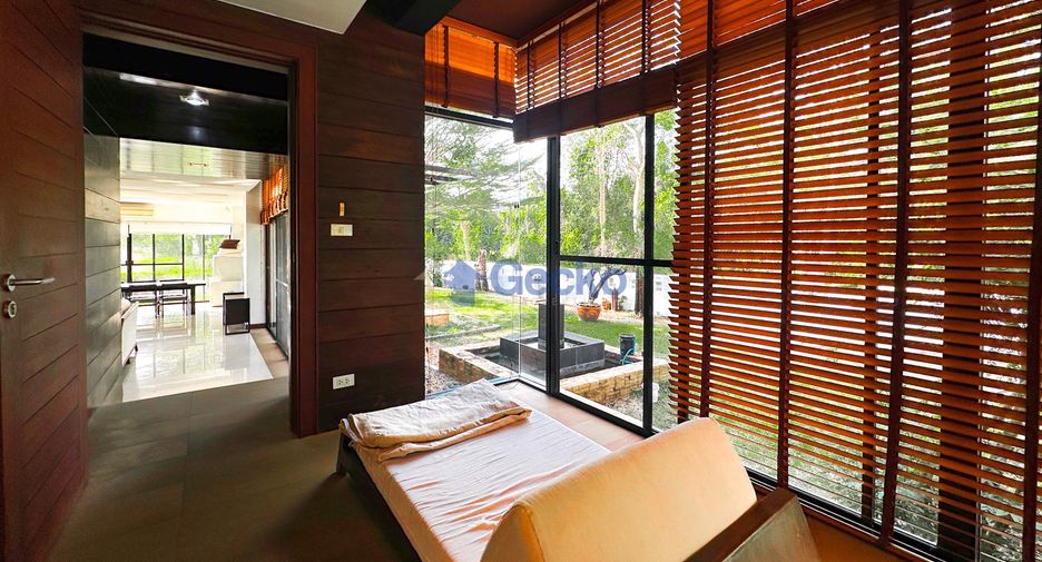 For sale 4 bedrooms house in East Pattaya, Pattaya