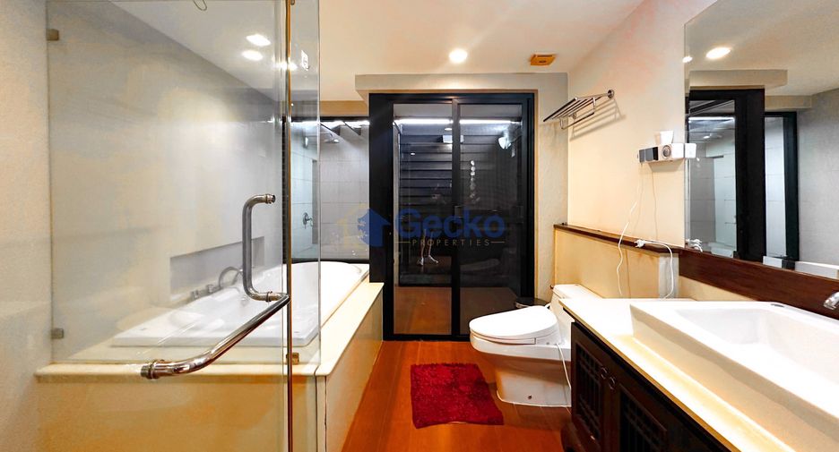 For sale 4 bedrooms house in East Pattaya, Pattaya