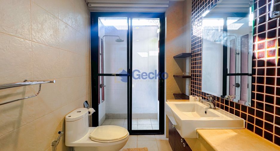 For sale 4 bedrooms house in East Pattaya, Pattaya