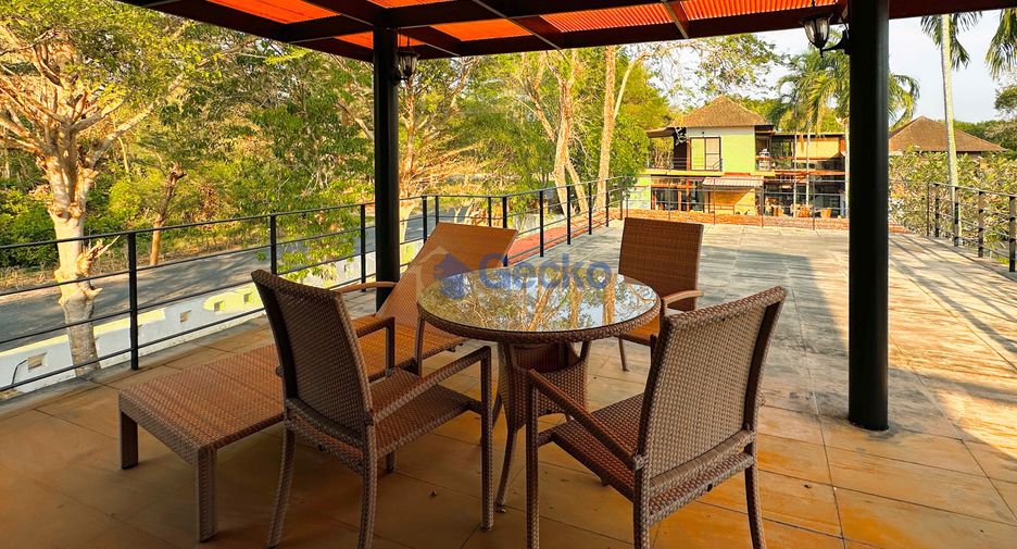 For sale 4 bedrooms house in East Pattaya, Pattaya