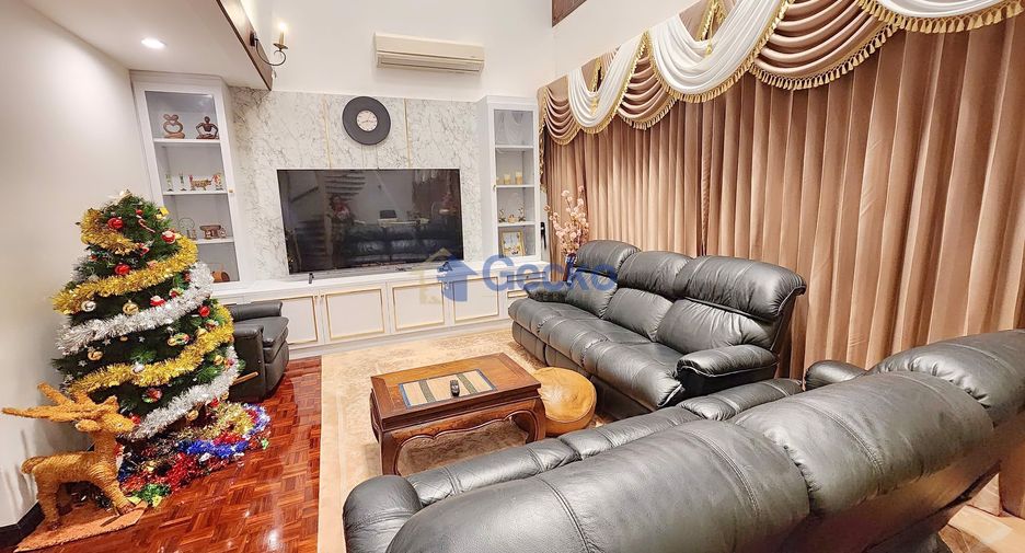 For rent 3 bedrooms condo in Jomtien, Pattaya