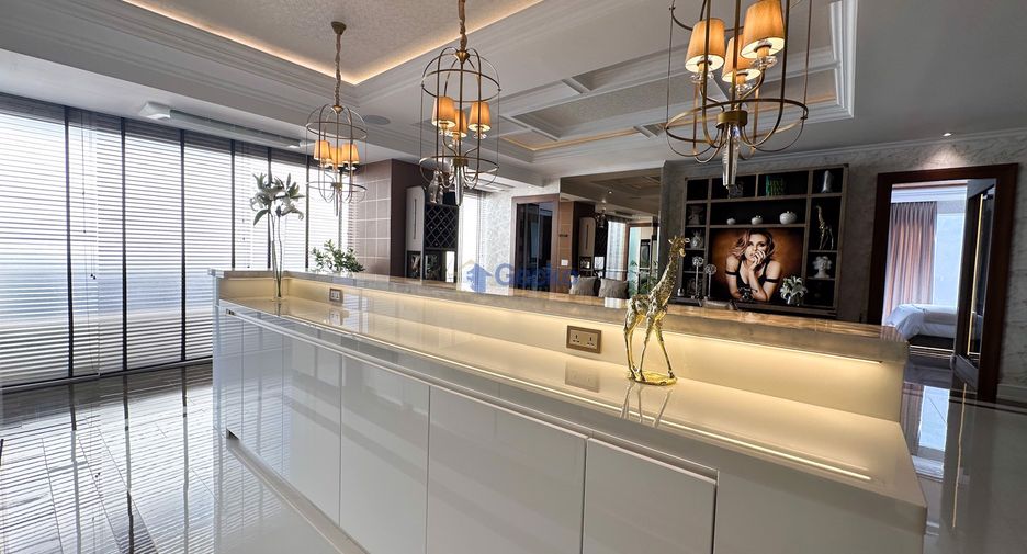 For sale 3 bedrooms condo in Jomtien, Pattaya