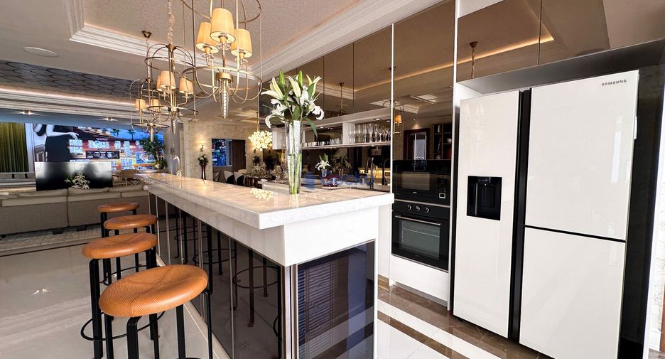 For sale 3 bedrooms condo in Jomtien, Pattaya