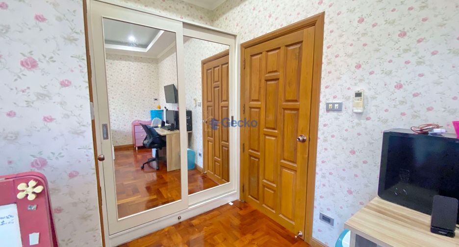 For sale 4 bedrooms house in East Pattaya, Pattaya