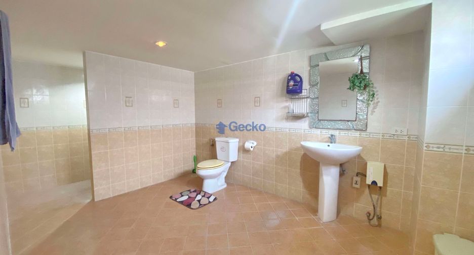 For sale 4 bedrooms house in East Pattaya, Pattaya
