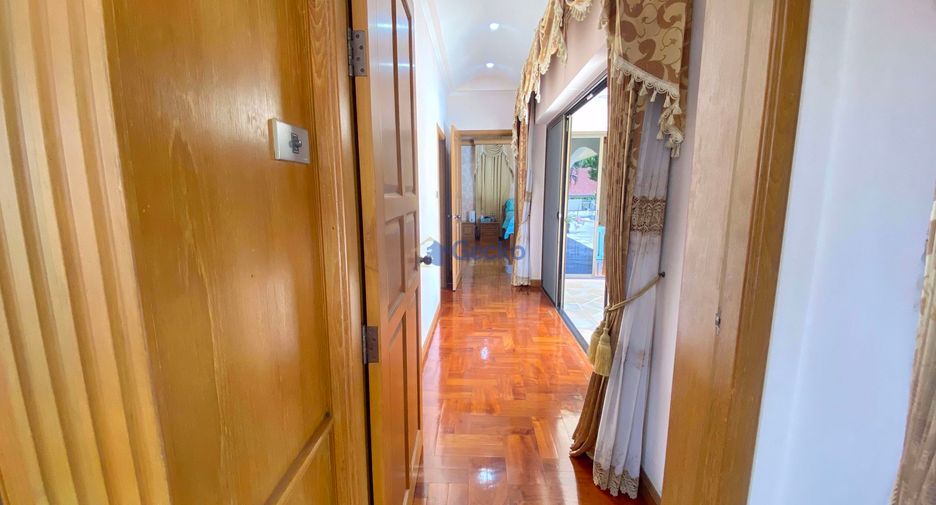 For sale 4 bedrooms house in East Pattaya, Pattaya