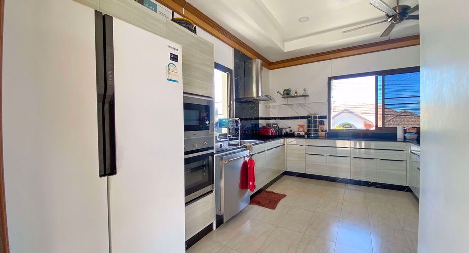 For sale 4 bedrooms house in East Pattaya, Pattaya