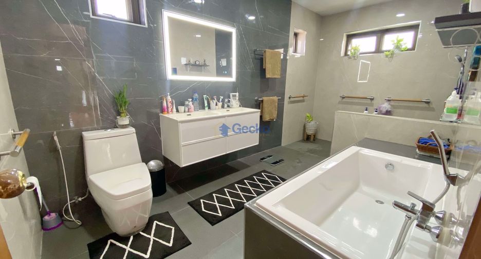For sale 4 bedrooms house in East Pattaya, Pattaya