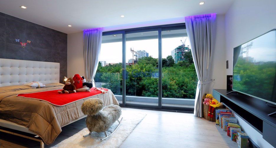 For sale 4 bedrooms house in Pratumnak, Pattaya