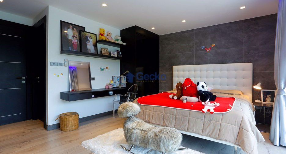 For sale 4 bedrooms house in Pratumnak, Pattaya