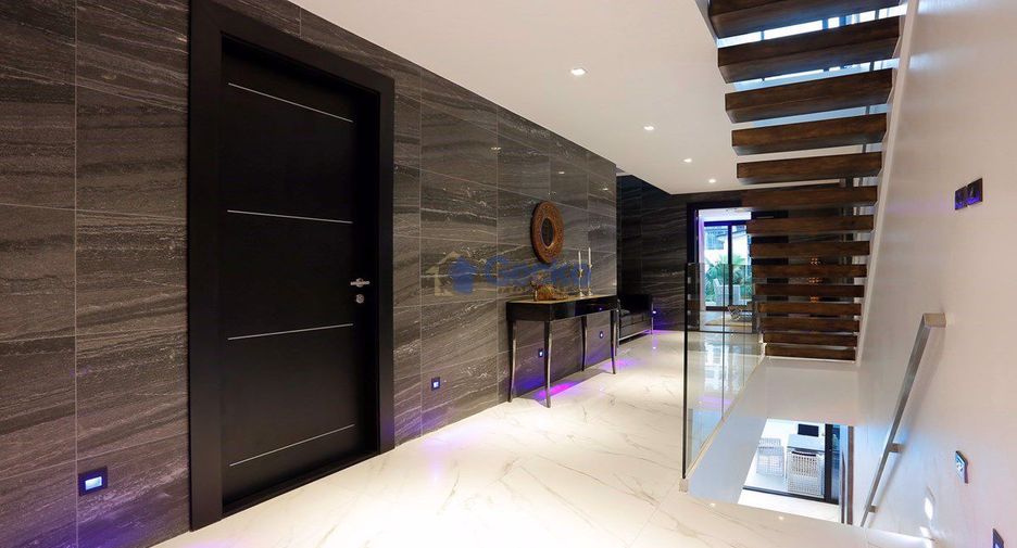 For sale 4 bedrooms house in Pratumnak, Pattaya