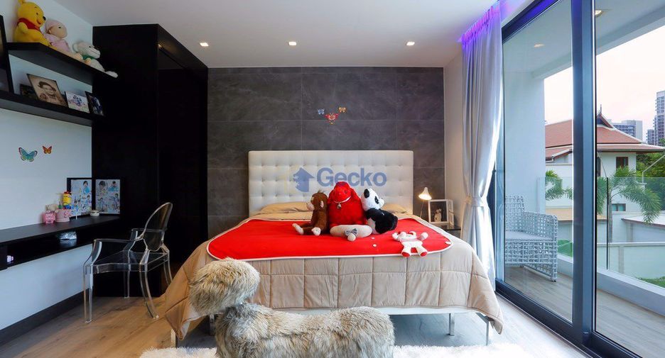 For sale 4 bedrooms house in Pratumnak, Pattaya
