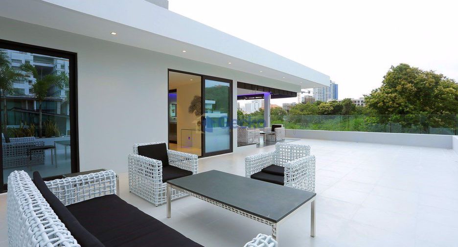 For sale 4 bedrooms house in Pratumnak, Pattaya