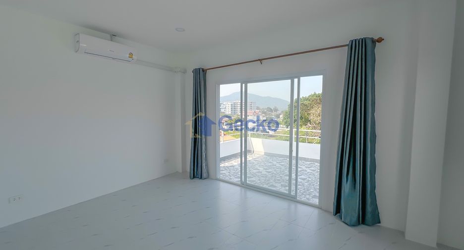 For rent そして for sale 4 ベッドルーム house in Sattahip, Chonburi