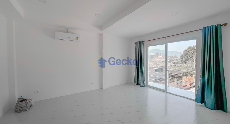 For rent そして for sale 4 ベッドルーム house in Sattahip, Chonburi